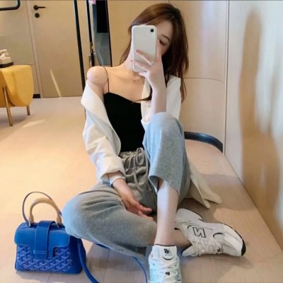 穿黄睡衣的女孩